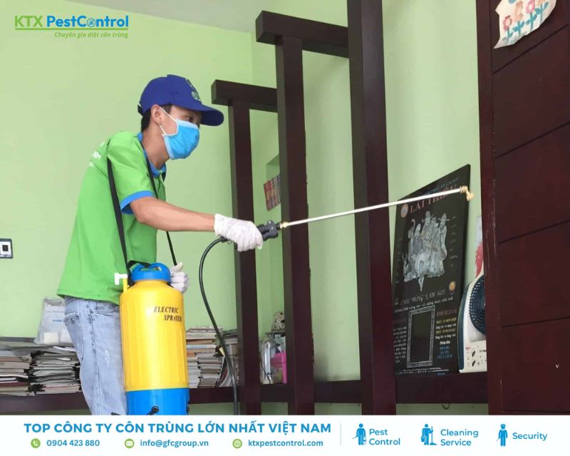 Kỹ thuật viên bảo hành dịch vụ diệt mối cho khách hàng tại quận 7