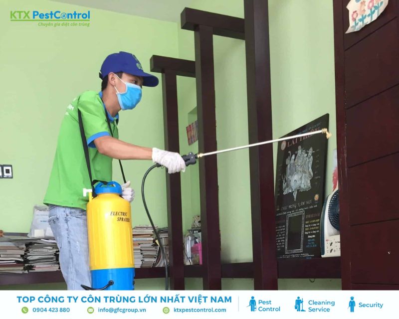 Kỹ thuật viên tiến hành phun dung dịch diệt mối tại khu vực Hà Nội