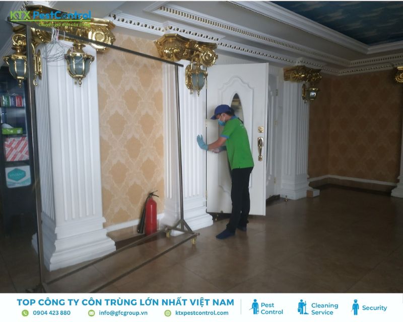 Nhân viên kỹ thuật đang thực hiện dịch vụ diệt mối huyện Quốc Oai tại công trình